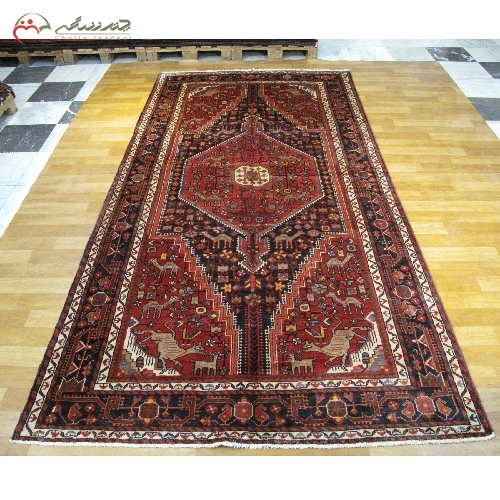 فرش دستبافت تویسرکان رنگ زمینه ی سرمه ای طرح لچک و ترنج، با الیاف طبیعی و رنگ ثابت کد 39973
