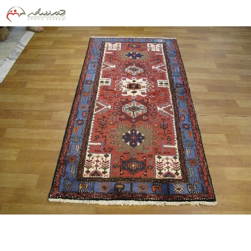 فرش دستبافت طارم زنجان با رنگ لاکی و آبی، طرح زمینه ی پنج ترنج، با نقشه ی بی نظیر کد 40024 - چترزندگی