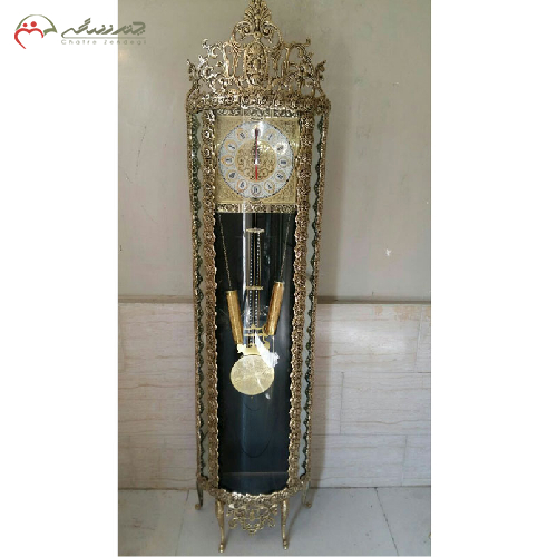 ساعت ایستاده برنزی نیم گرد با پس زمینه مشکی، آونگ دار مدل تاج دار