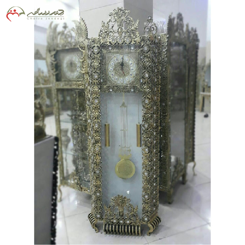 ساعت کنار سالنی برنزی آونگ دار با پس زمینه سفید، مدل تاج دار_ چترزندگی