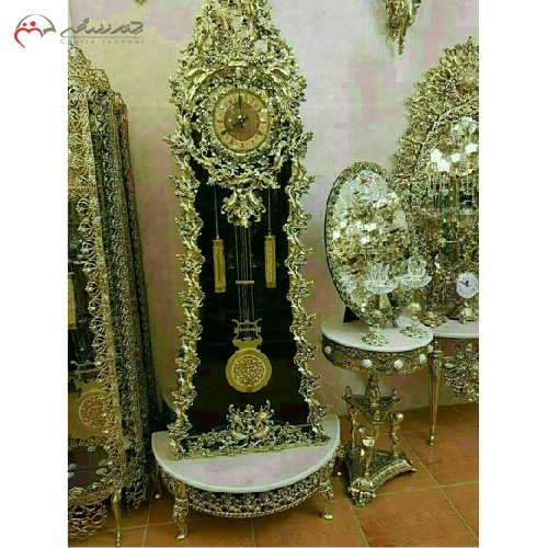ساعت کنار سالنی نیم گرد برنزی پیش زمینه مشکی، صفحه گرد مدل تاج دار