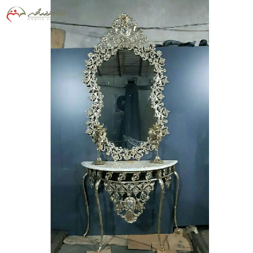 ست آینه کنسول و شمعدان برنزی با حاشیه گل دوبل شده، طرح تاج دار_ چترزندگی