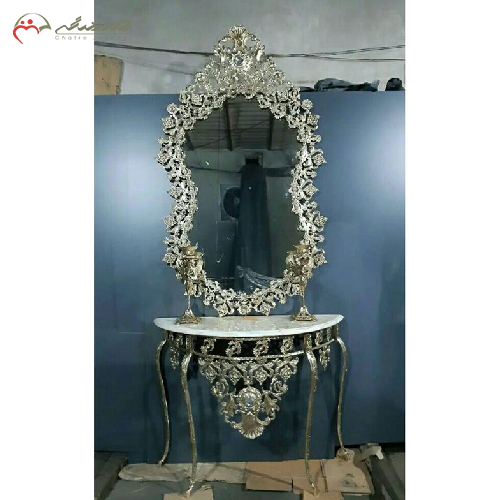 ست آینه کنسول و شمعدان برنزی با حاشیه گل دوبل شده، طرح تاج دار
