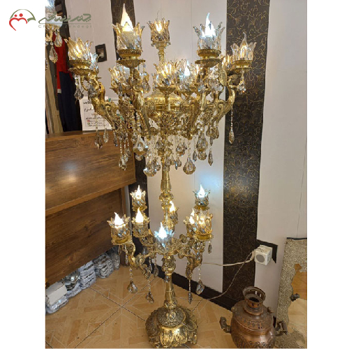 آباژور ایستاده کنار سالنی برنزی مدل دو طبقه