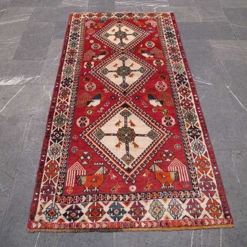 فرش دستباف گبه کد 38693 طرح ۳ ترنج بسیار زیبا با رنگ زمینه لاكي و حاشیه كرم - چترزندگی
