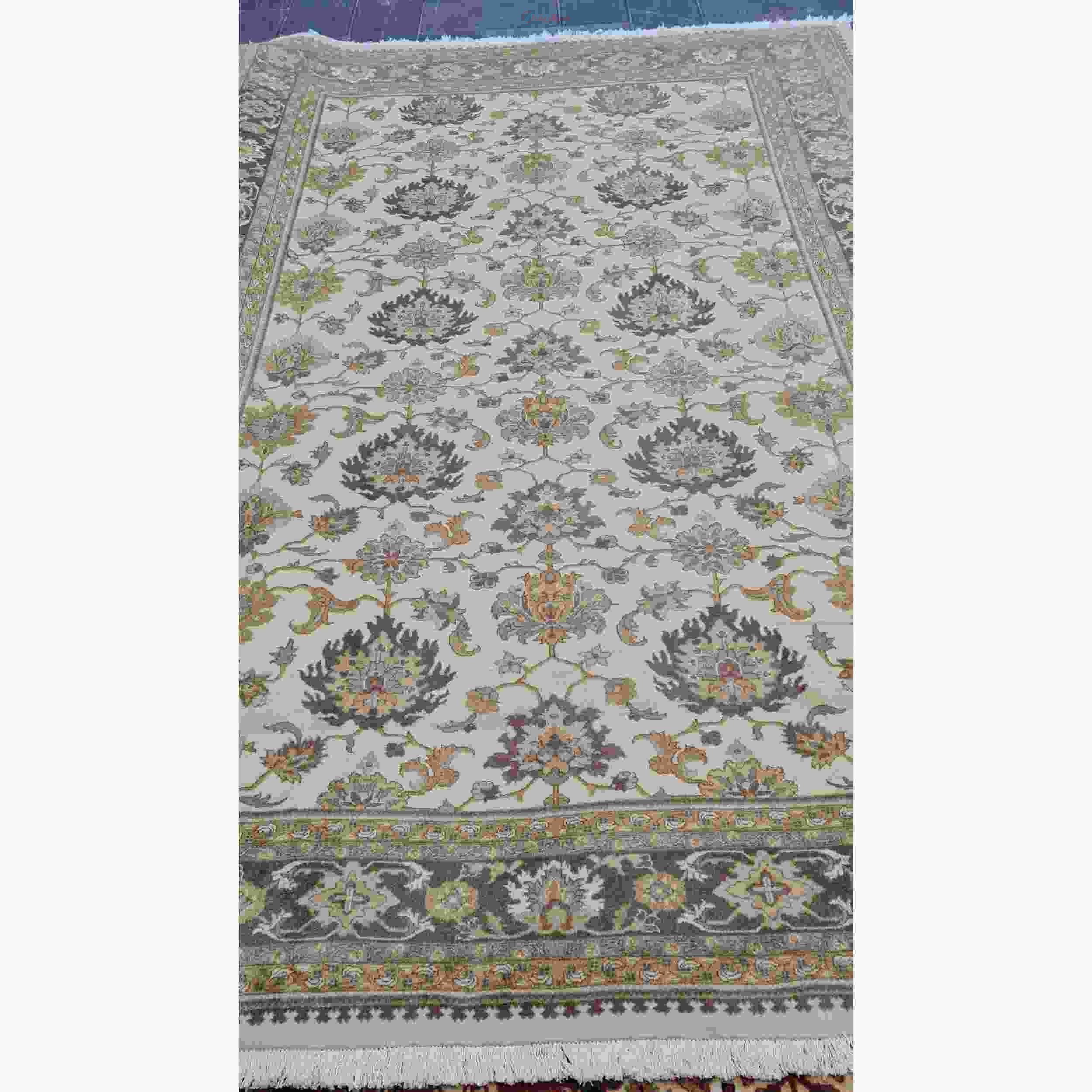 فرش دستباف تبريز  کد 45228 در طرح شکیل افشان سلطان آباد، زمینه شکلاتی با حاشیه کرم