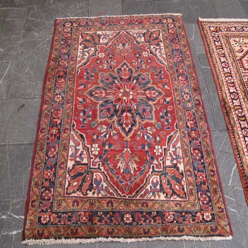 فرش دستباف آنتیک اهر کد 38302 با نقشه بی نظیر در طرح لچک و ترنج سایز ذرع و نيم رنگ زمینه لاكي - چترزندگی