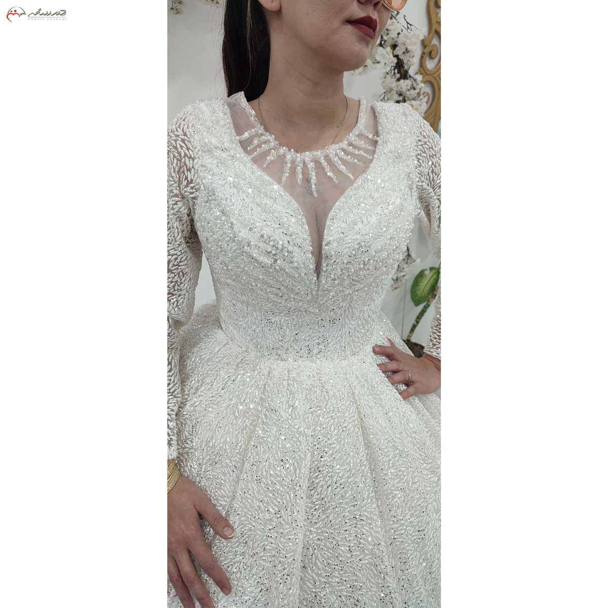 لباس عروس یقه خورشیدی با پارچه دونه کنجدی و بالاته پرکار
