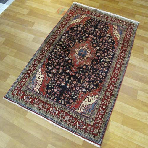 فرش دستباف جوزان ملاير کد 38937 در طرح لچک و ترنج با رنگ زمینه سرمه اي و حاشیه لاكي