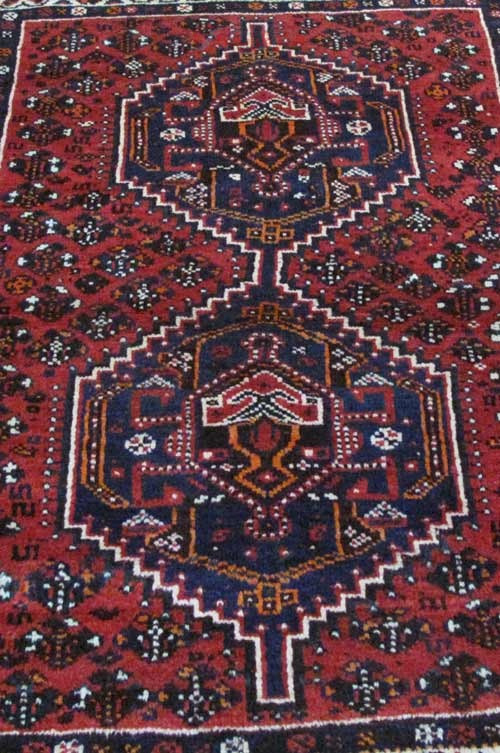 فرش دستباف شيراز کد 38447 با نقشه زیبا در طرح ۲ ترنج، رنگ زمینه لاكي و حاشیه كرم
