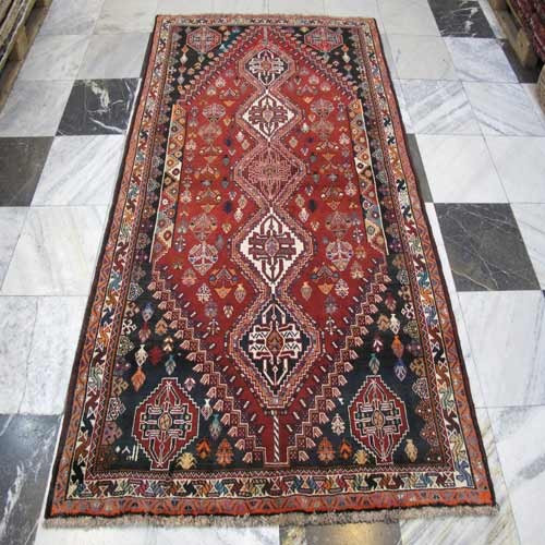فرش دستباف شيراز کد 38620 در طرح ۵ ترنج، رنگ زمینه لاكي با حاشیه كرم - چترزندگی