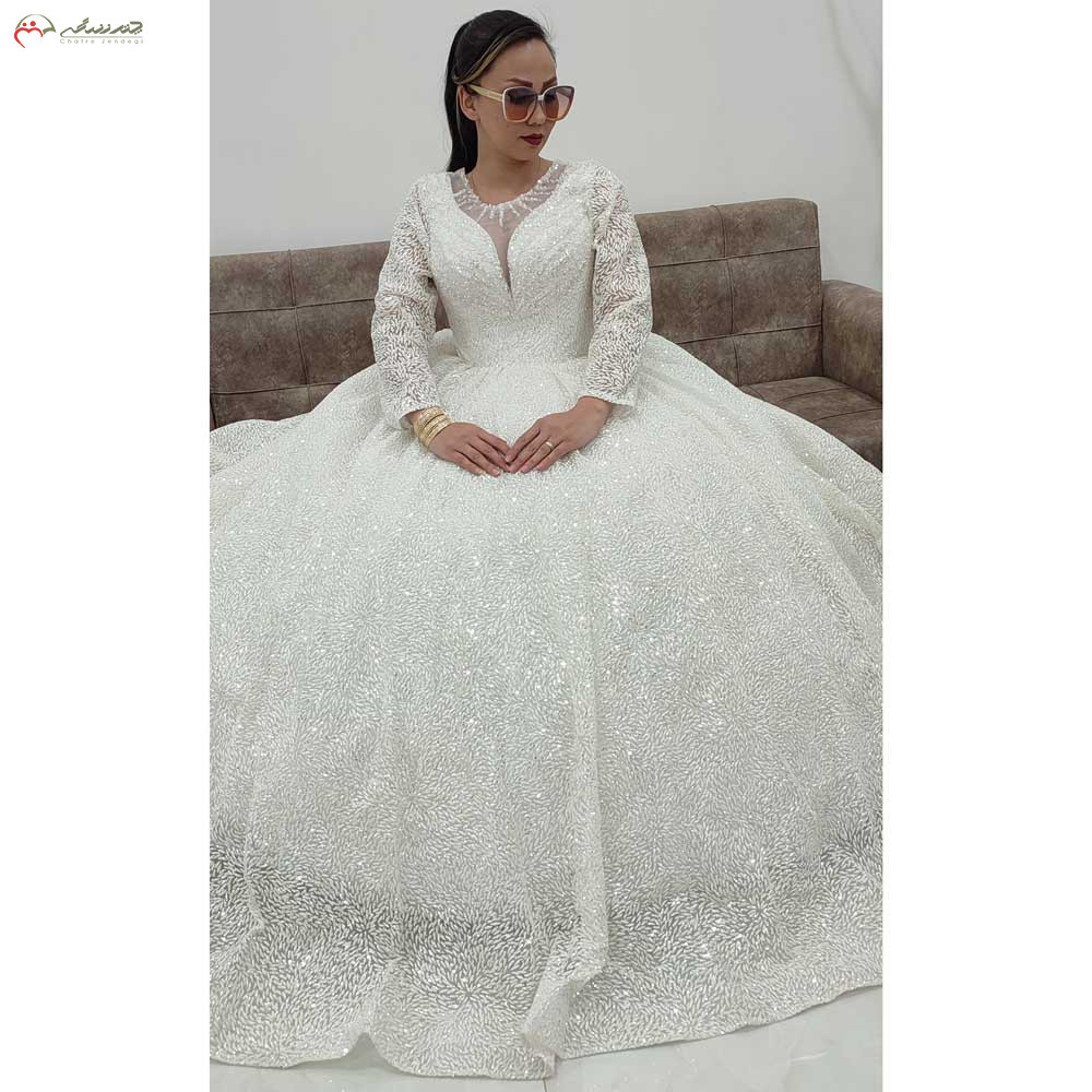 لباس عروس یقه خورشیدی با پارچه دونه کنجدی و بالاته پرکار