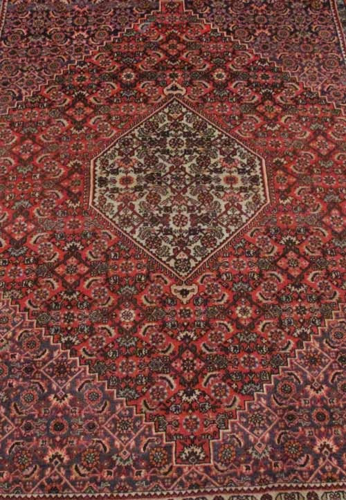 فرش دستباف بيجار کد 38899 با نقشه فوق العاده در طرح لچک و ترنج، رنگ زمینه و حاشیه نارنجی