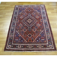 خرید، قیمت و مشخصات قالیچه دستبافت کاشان با زمینه لاکی و حاشیه کرم و طرح زمینه ترنج کد 39497 - چترزندگی