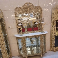 خرید، قیمت و مشخصات آینه کنسول ویترین دار برنجی مدل گل سرخ بدنه شیک و گارانتی رنگ 10 ساله - چترزندگی